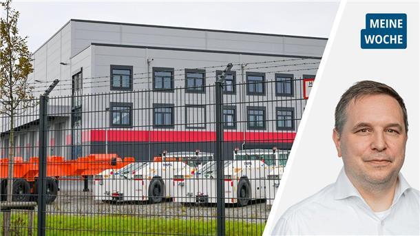 Das Firmengebäude von Mafi & Trepel in Bremerhaven, daneben NZ-Reporter Dirk Bliedtner.