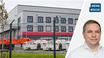 Das Firmengebäude von Mafi & Trepel in Bremerhaven, daneben NZ-Reporter Dirk Bliedtner.