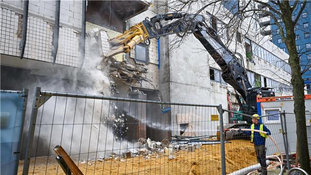 Hochbetrieb bei Abriss: Karstadt-Mauern zerfallen zu Schutt Hochbetrieb bei Abriss: Karstadt-Mauern zerfallen zu Schutt