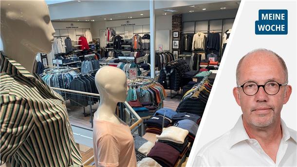 Schaufensterpuppen in einem Modegeschäft. Das Modehaus Büsing Nordenham schließt im Sommer 2026.