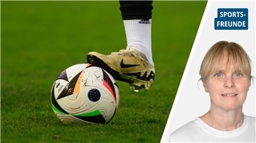 Wenn der Hobbykicker den Arbeitgeber im Pokal rauswirft Ein Fußballer hat den Fuß auf dem Ball.