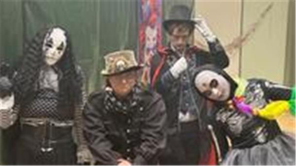 Vier gruselig verkleidete Menschen beim TSV Holßel