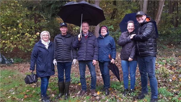 Drei Frauen und drei Männer stehen nebeneinander