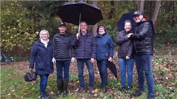 Drei Frauen und drei Männer stehen nebeneinander