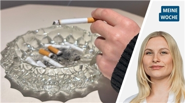 Zweigeteiltes Bild: links eine Hand, die eine Zigarette über einen Aschenbecher hält, in dem andere Zigarettenstummel liegen; rechts eine junge Frau mit blonden Haaren, die ein weißes Oberteil trägt.