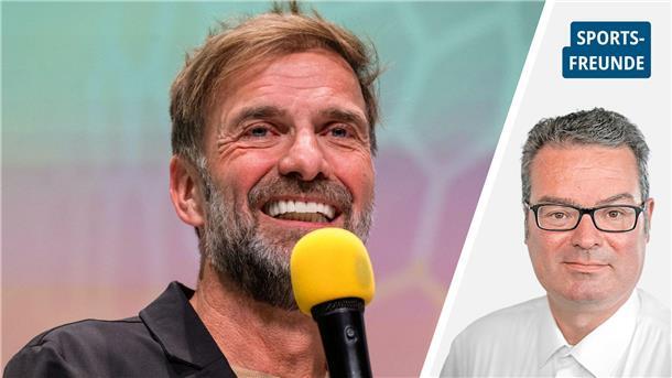 Ein Mann spricht in ein Mikrofon. Es handelt sich um den Fußball-Trainer Jürgen Klopp. 