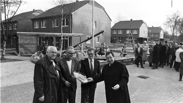 Symbolische Schlüsselübergabe vor dem Hintergrund der neuen Doppelhäuser für die US-Amerikaner am Lotjeweg nahe der Kreuzung Ackerweg im Leher Ortsteil Schierholz (von links): Bauherr Rudolf Hübenthal, Rudolf Hillmer vom Bundesvermögensamt Bremen, Siegfried Noetzel, zuständig für das Bau- und Wohnungswesen bei den US-Streitkräften, und Rolf Husmann von der US-amerikanischen Liegenschaftsverwaltung, aufgenommen im November 1989.