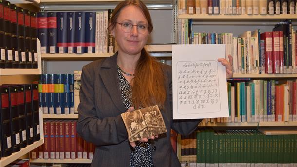 Pandemie erzeugt Bedürfnis nach Begegnung und Respekt Frau in Bibilothek.