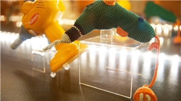 Ein Spielzeug-Akkubohrer (l) und eine Häkel-Bohrmaschine im Museum für Kommunikation in Berlin. 