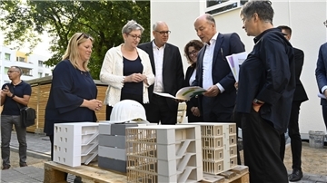 Bild aus Bremen: Bausenatorin Maike Schaefer, Bundesbauministerin Klara Geywitz, Präsident des Senats Andreas Bovenschulte, Staatsministerin Sarah Ryglewski, und Gewoba-Vorstand Christian Jäger.