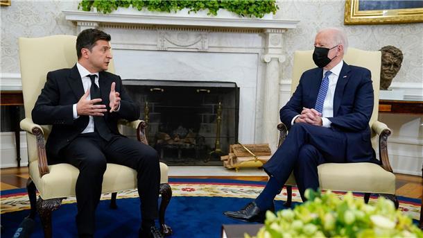 Selenskyj in Washington - Biden sichert Unterstützung zu Bild aus einer anderen Zeit: US-Präsident Joe Biden spricht am 1. September 2021 mit seinem ukrainischen Amtskollegen Wolodymyr Selenskyj bei dessen Besuch im Oval Office.