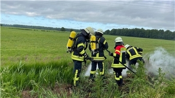 Die Freiwillige Feuerwehr Schiffdorf löscht am Apeler See.