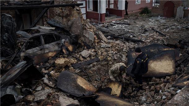 Nächtlicher Drohnenangriff auf Kiew Bild der Zerstörung: Ein Feuerwehrmann und ein Soldat inspizieren ein beschädigtes Haus nach einem Drohnenangriff im Dorf Stari Bezradychi in der Region Kiew.