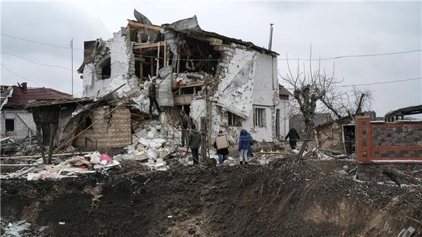 Wie Kampfjets der Ukraine helfen würden Bild der Zerstörung: Ein Krater einer Explosion ist neben einem zerstörten Haus nach einem Raketenangriff in Hlewacha zu sehen.