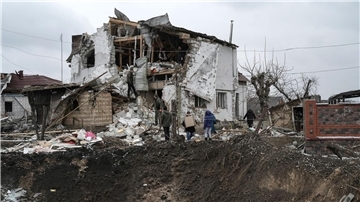 Bild der Zerstörung: Ein Krater einer Explosion ist neben einem zerstörten Haus nach einem Raketenangriff in Hlewacha zu sehen.
