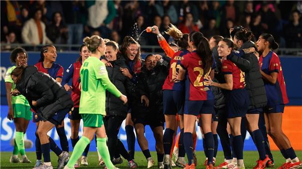 Bild mit Symbolkraft: Die Spielerinnen des FC Barcelona jubeln und die Wolfsburgerinnen gehen geschlagen vom Platz.