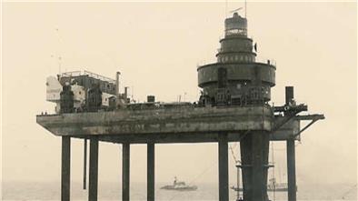 Bilder aus der Zeit als der Leuchtturm Alte Weser erbaut wurde: Die Hubinsel musste wegen eines Defekts beim Bau sogar ausgetauscht werden