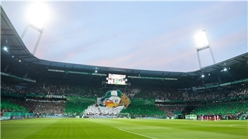 Bilder aus vergangenen Zeiten: Werder-Fans zeigen im ausverkauften Weserstadion eine Choreographie.