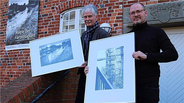 Bilder „voller Farblosigkeit“, und doch so faszinierend, stellen Hartmut Sonnenburg (links) und Adrian Sonnenburg bis zum 15. Juni in der Burg Hagen aus. Zudem werden vier Workshops angeboten.