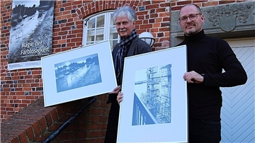 Bilder „voller Farblosigkeit“, und doch so faszinierend, stellen Hartmut Sonnenburg (links) und Adrian Sonnenburg bis zum 15. Juni in der Burg Hagen aus. Zudem werden vier Workshops angeboten.