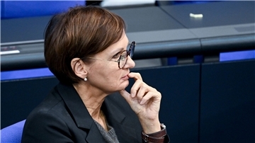 Bildungsministerin Bettina Stark-Watzinger (FDP) verfolgt eine Sitzung im Bundestag.