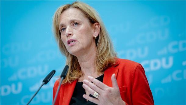 Ministerin Prien: Würde bei AfD-Kanzler auswandern Bildungsministerin Prien berichtet von Überlegungen unter Juden, ob sie sich vorsorglich ein Finanzpolster im Ausland anlegen sollen.