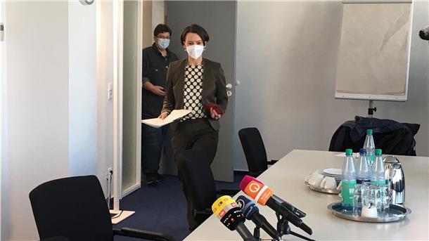 Bildungssenatorin Claudia Bogedan (SPD) kündigte am Freitagnachmittag ihren Rücktritt vor der Presse an. Im Hintergrund: ihre Pressesprecherin Annette Kemp.