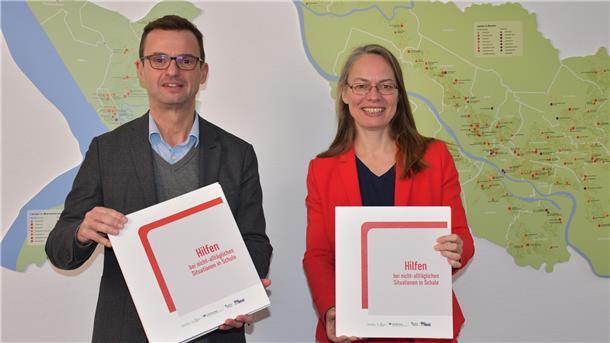 Bildungssenatorin Sascha Aulepp (SPD) und Schuldezernent Michael Frost (parteilos) 