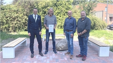 Bildunterschrift (v. l.): Holger Meyer (2. v. l.) hat in der Schulzeit das Handwerk für sich entdeckt. Heute ist er als Bautechniker für den Landkreis tätig. Am Donnerstag feierte er im Beisein von Matthias Wenholt (Erster Kreisrat, l.), Martin Bolte (Personalratsmitglied) und Thilo Früchtnicht (stv. Fachdienstleiter, r.) sein 25. Dienstjubiläum.
