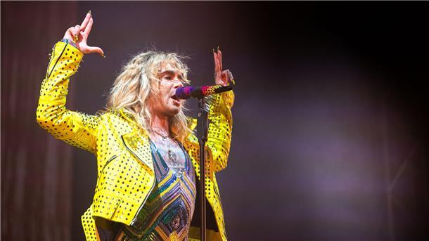 Deichbrand 2023: Magische Momente auf und vor den BÜHNEN (Fotos) Bill Kaulitz ist der Leadsänger der Band und für seine kreativen Outfits bekannt.