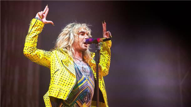 Bill Kaulitz kehrt auf die Bühne zurück und entschuldigt sich.