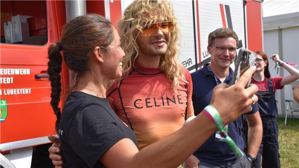 Bill Kaulitz machte geduldig mit den Fans Selfies.