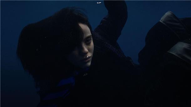Neues Album von Billie Eilish - Spannende Ausreißer-Momente Billie Eilish allein unter Wasser.