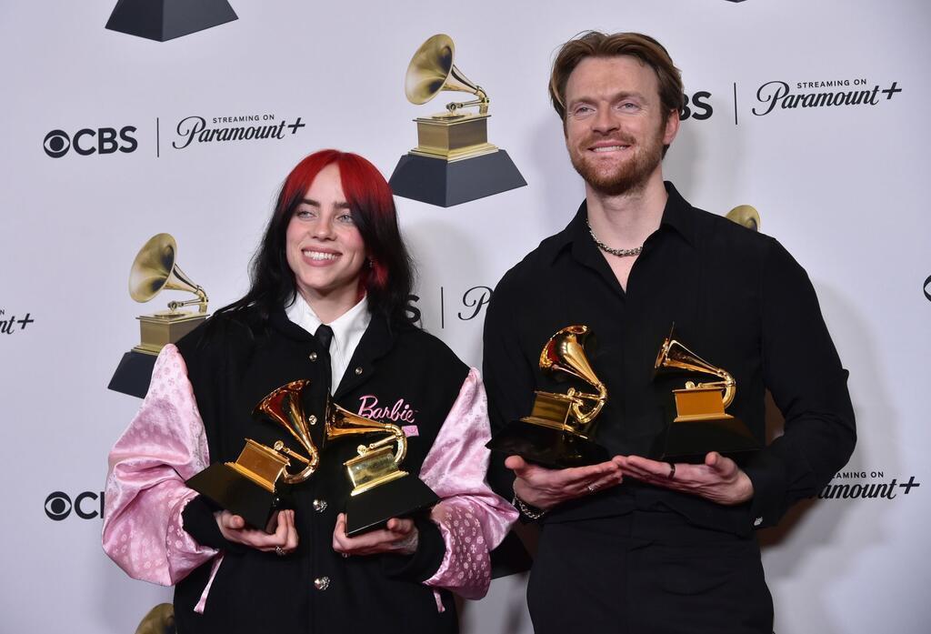 Billie Eilish zusammen mit Finneas. „What Was I Made For?“ wurde als bestes Liedes des Jahres ausgezeichnet.