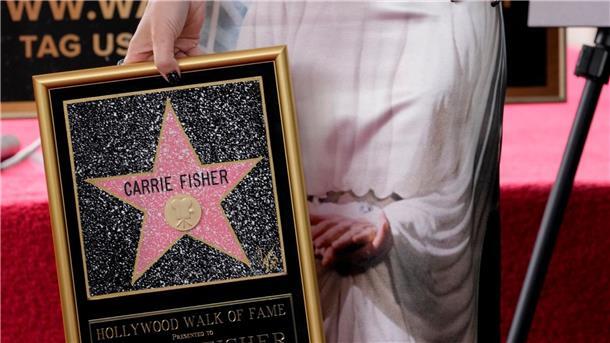 Carrie Fisher erhält Hollywood-Stern Billie Lourd trägt ein Kleid mit einem Bild ihrer verstorbenen Mutter Carrie Fisher.