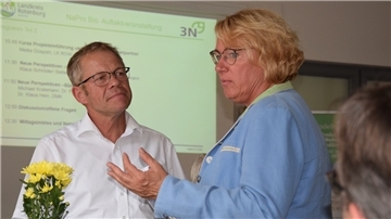 Biogasanlagenbetreiber Klaus Schröder gab Niedersachsens Agrarministerin Barbara Otte-Kinast den Wunsch mit auf den Weg, bürokratische Hindernisse für Innovationen aus dem Weg zu räumen.