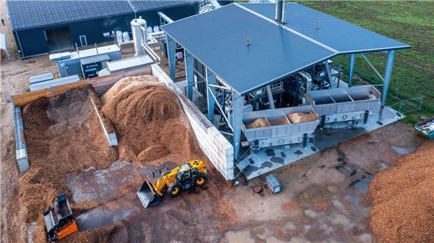 Biomasse lagert in der Anlage „Carbon Removal Park Baltic Sea“ der Firma Novocarbo in Mecklenburg-Vorpommern und wird hier zu Pflanzenkohle verwandelt.