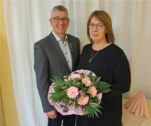 Birgit Nöckel, seit 20 Jahren Vereinswirtin, erhielt als Dankeschön für ihren Einsatz einen Blumenstrauß.