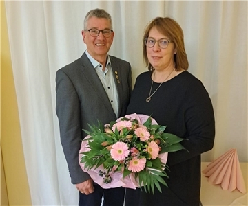 Birgit Nöckel, seit 20 Jahren Vereinswirtin, erhielt als Dankeschön für ihren Einsatz einen Blumenstrauß.