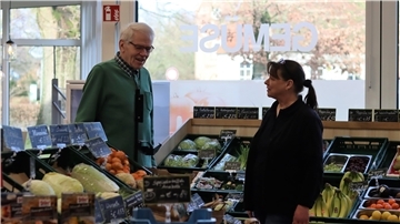 Birgit Pape und Hermann Kück stehen in der Gemüseecke des Rhader Dorfladens. Seit knapp sechs Jahren gibt es dort das überwiegend von Ehrenamtlichen organisierten und betriebenen Geschäft in Rhade.