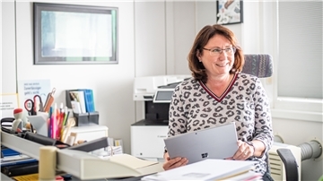 Birgit Renken koordiniert die Hauptversammlung der Frosta AG. Wegen der Corona-Pandemie kann die Versammlung nicht in der Stadthalle stattfinden. Dort kommen normalerweise bis zu 600 Anteilseigner zusammen.