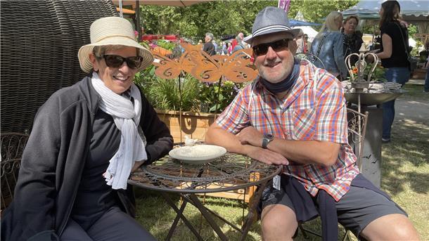 Birgit und Thomas Büsing sind aus Eckwarden mit dem Rad zum Friedeburgpark gefahren und fühlen sich pudelwohl bei „Garten & Ambiente“.