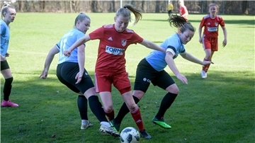 Birte Diers (Mitte) erzielte den umjubelten Ausgleich für den FC Geestland gegen Tabellenführer Hollage.