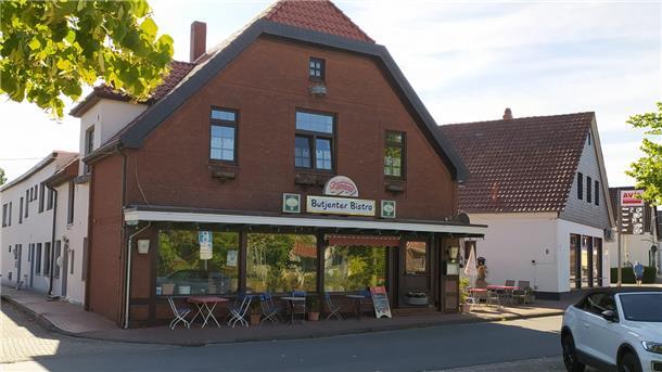 Bis 2003 betrieb die Fleischerei Gutmann in diesem 1914 gebauten Haus am Kirchplatz in Burhave noch ein Ladengeschäft. Der Produktionsbetrieb war bereits 1988 in die ehemalige Molkerei verlegt worden.