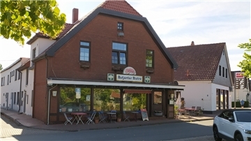 Bis 2003 betrieb die Fleischerei Gutmann in diesem 1914 gebauten Haus am Kirchplatz in Burhave noch ein Ladengeschäft. Der Produktionsbetrieb war bereits 1988 in die ehemalige Molkerei verlegt worden.