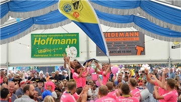 Bis auf den letzten Platz war das Festzelt in der Vergangenheit beim Schweinemarkt immer besetzt, für das Schwein wurden Rekordpreise bis zu 11.000 Euro erzielt.