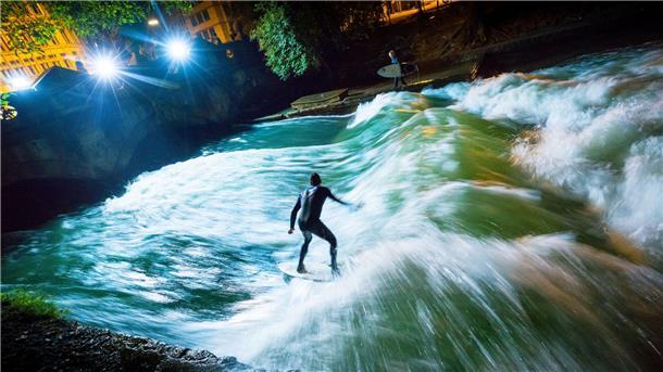Bis vor Kurzem sah die Eisbachwelle noch so aus und begeisterte Surfer aus aller Welt. (Archivbild)