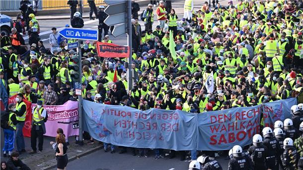AfD-Führungsduo bleibt - Weidel will „Hippie-Wahn“ beenden Bis zu 100.000 Demonstranten aus ganz Deutschland und dem Ausland wollten nach Essen kommen.