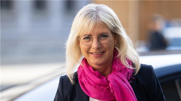 Scharf: 12 Arbeitsstunden am Tag sollen möglich sein Bis zu 12 Stunden am Tag arbeiten - das sollte nach Ansicht von Bayerns Sozialministerin gerade in der Sozialwirtschaft freiwillig möglich sein.