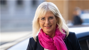 Bis zu 12 Stunden am Tag arbeiten - das sollte nach Ansicht von Bayerns Sozialministerin gerade in der Sozialwirtschaft freiwillig möglich sein.
